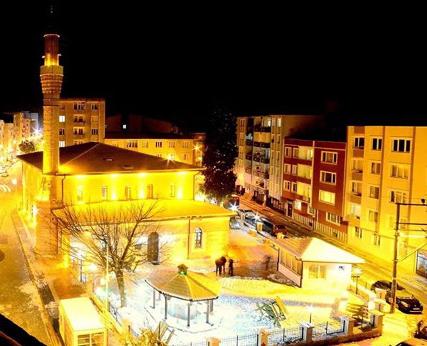 �ki ilimizde ezan erken okundu, ortal�k kar��t�