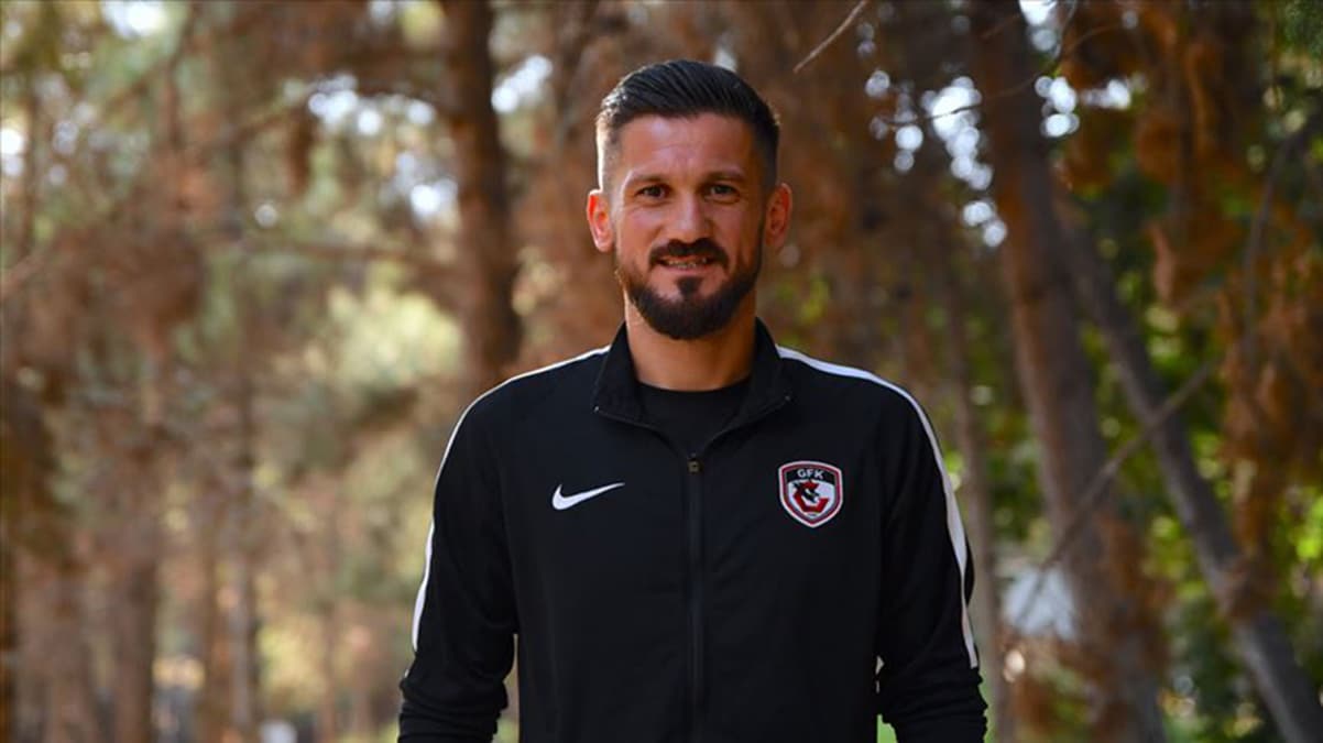 'T�rkiye'nin en iyi sa� beki G�khan G�n�l'