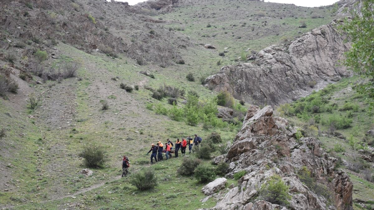 Pancar toplarken kayalklarda mahsur kalan kii 6 saatlik operasyonla kurtarld 