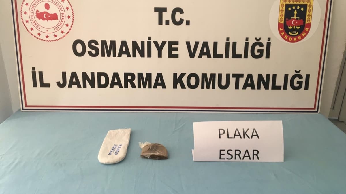 Polis ekipleri otomobilin hava filtresine saklanm uyuturucu ele geirdi 