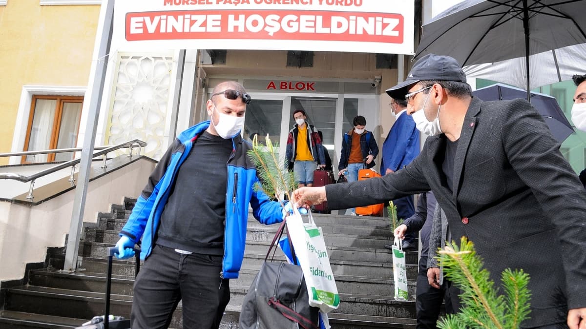 Bingl'de karantina sresini dolduran vatandalar hatra fidanlaryla evlerine yolcu edildi 