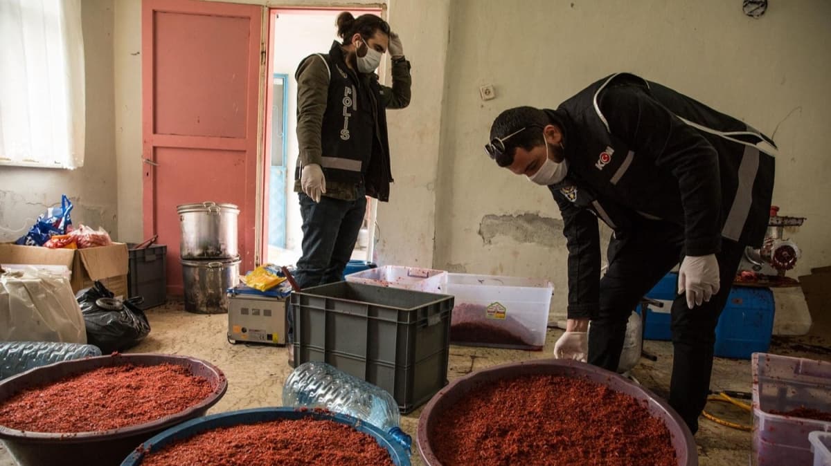 stanbul'da 1 ton 350 kilogram kaak nargile ttn ele geirildi