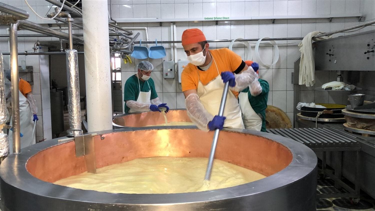 Yap�m� tam� tam�na 8 ay s�r�yor... D�nyaca �nl� lezzetin �retimine ba�land�