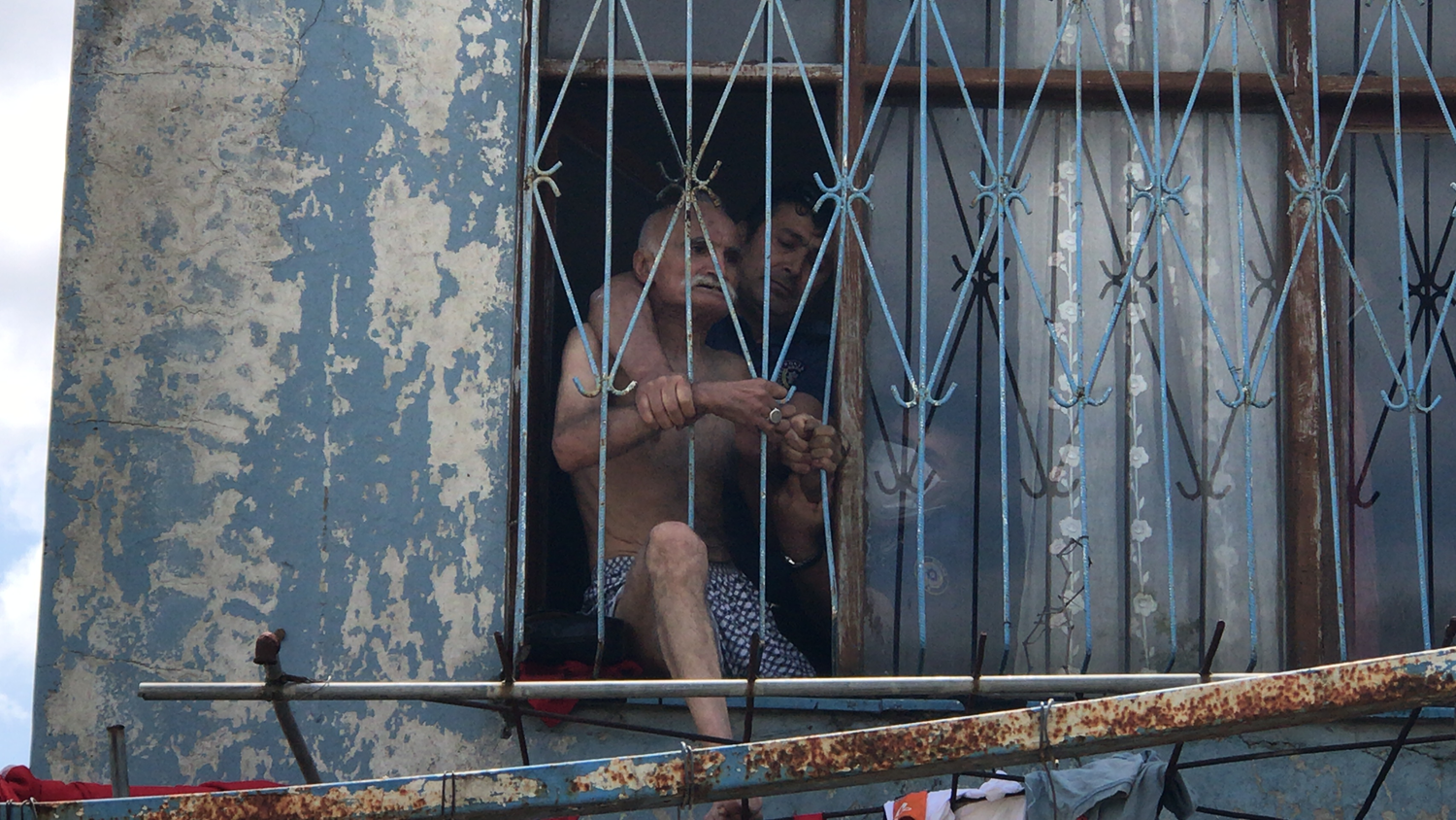 'Komando dede' havaya ate� a��p polise direndi