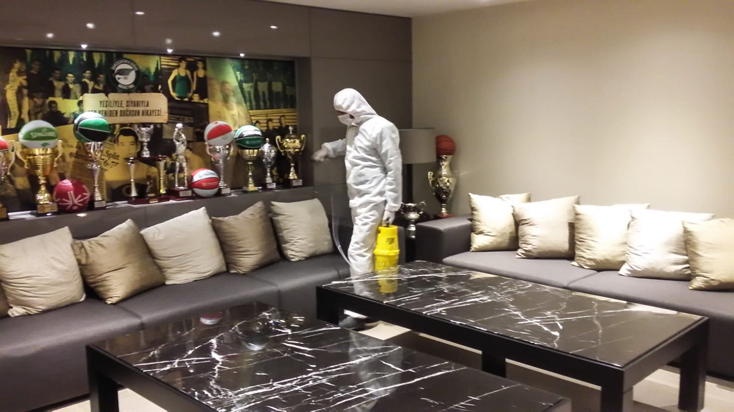 Ayhan �ahenk Spor Salonu'nda koronavir�s temizli�i