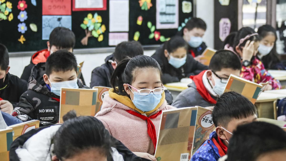 Kovid-19 salg�n�n ortaya ��kt��� Vuhan'da okullarda e�itime 'k�smen' yeniden ba�land�