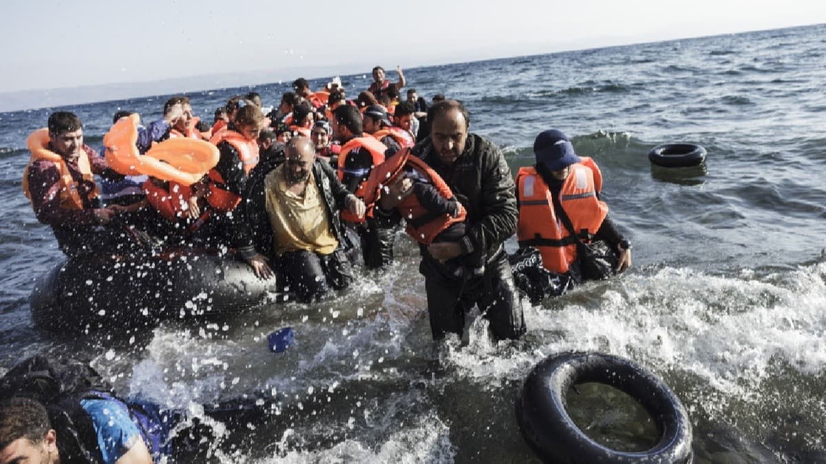 Ege Denizi'nde Yunan mezalimi! Mltecileri adadan toplayp denize attlar