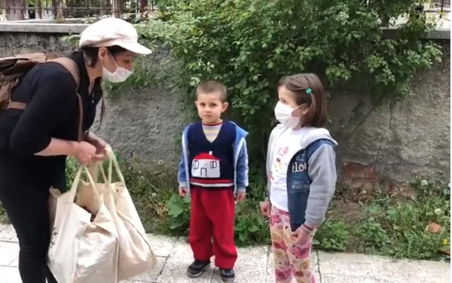 5 ve 6 ya��ndaki iki karde� kumbaralar�ndaki paray� Milli Dayan��ma Kampanyas�'na ba���lad�