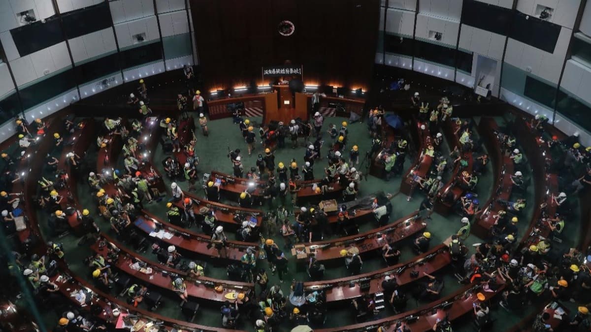 Hong Kong meclisinde hareketli dakikalar! Parlamento sava alanna dnd