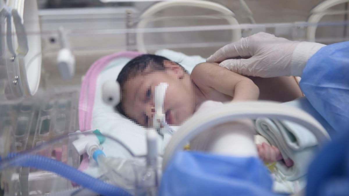 Koronavirs phelisi bebeklere, hemireler annelik yapyor