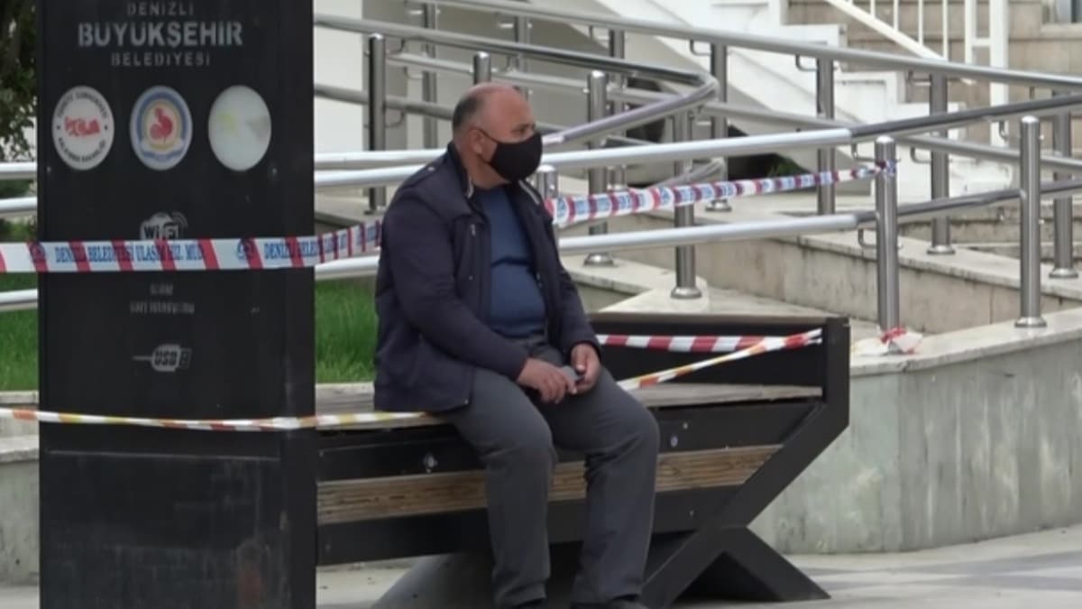 Sokakta vatandalar sosyal mesafeyi hie saydlar