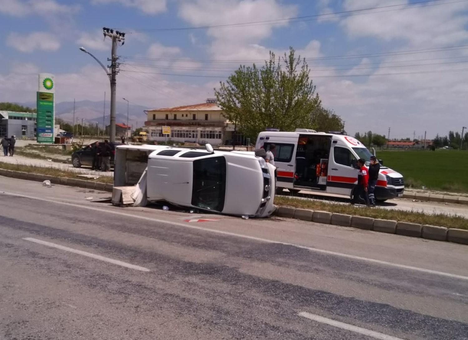 Afyonkarahisar'da kamyonet devrilmesi sonucu 3 ki�i yaraland�