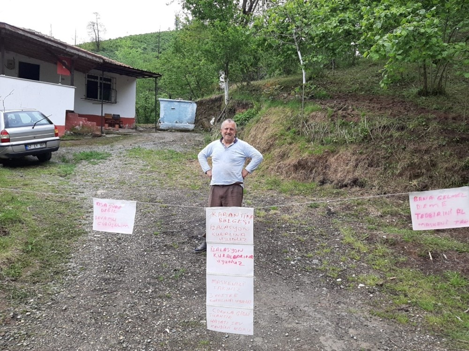 Bah�esini uyar�c� levhalarla donatt�, e�i ve kendisini karantinaya ald�