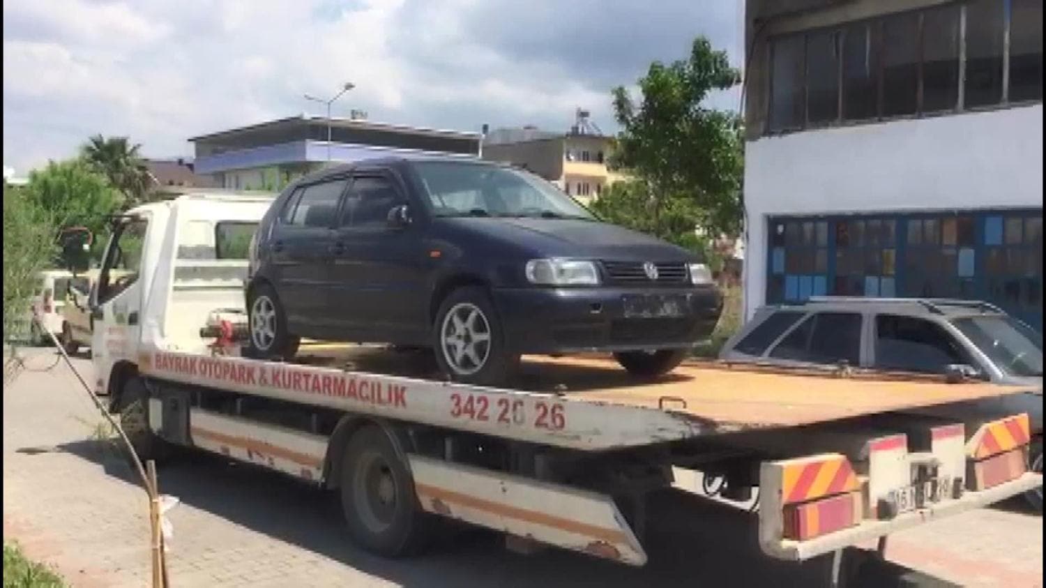 Bursa'da, �ekiciyle otomobil �alan ��pheliler yakaland�