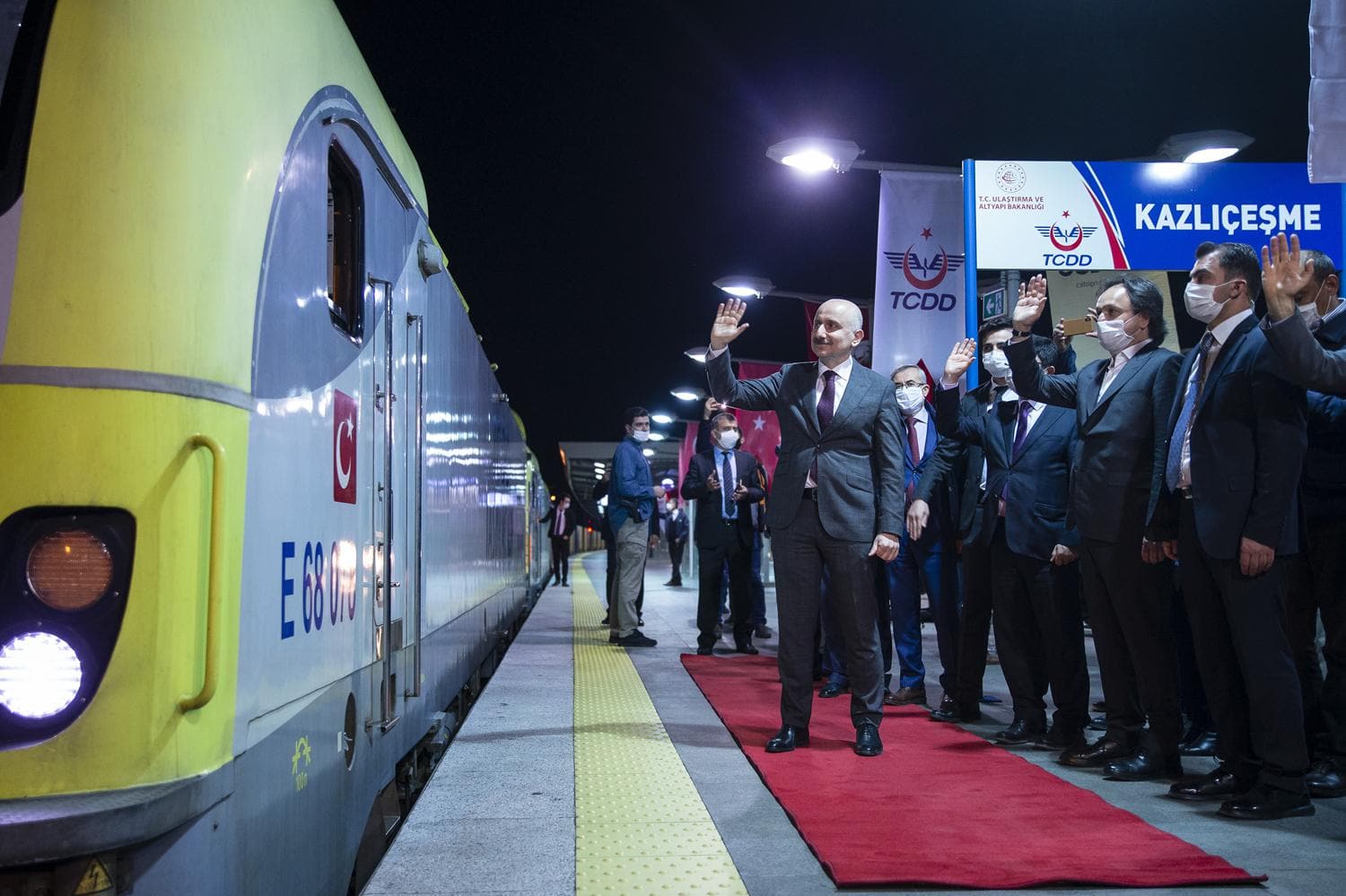 �lk yurti�i y�k treni Marmaray t�nelinden ge�ti