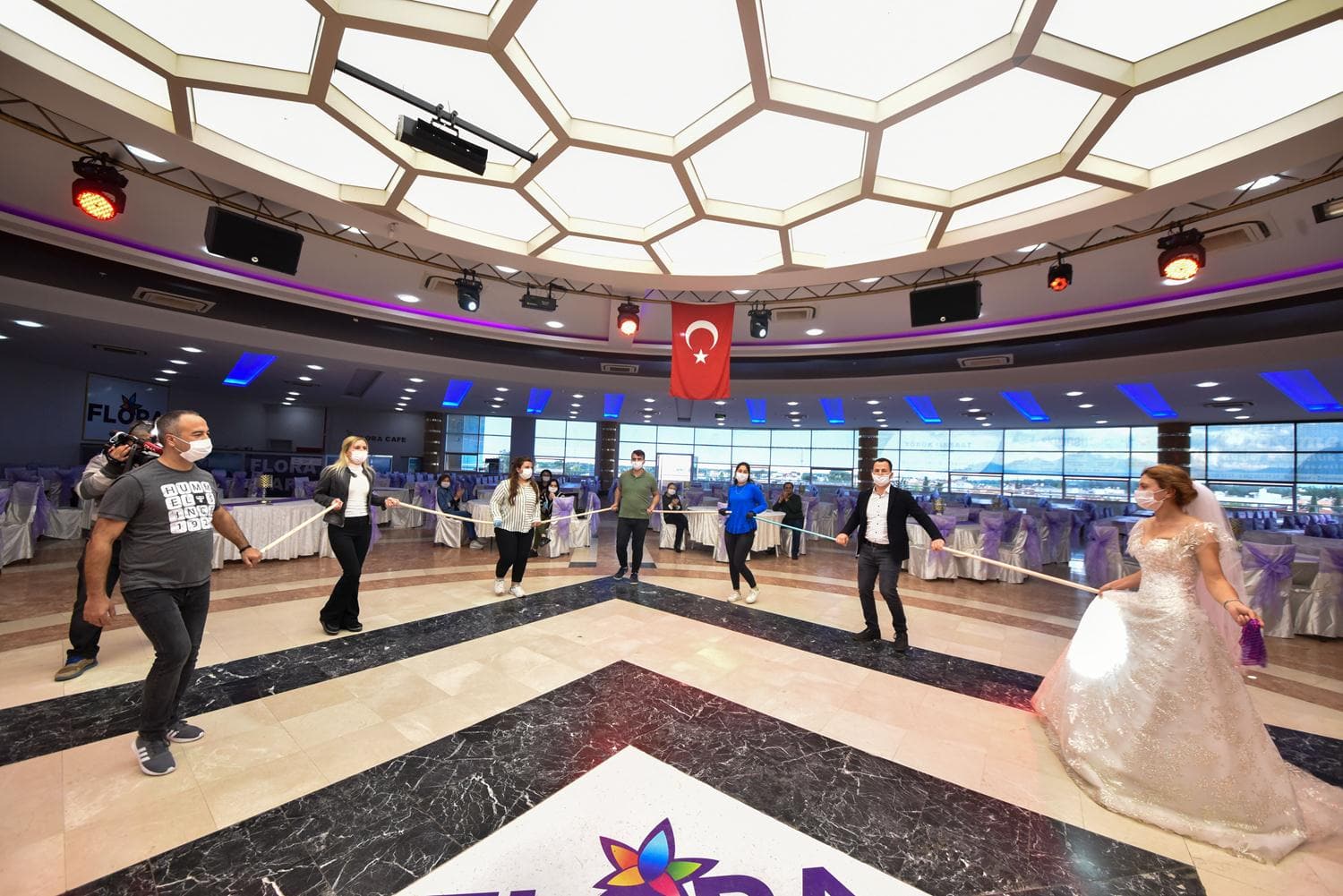 D���nlerde sosyal mesafe �ubu�uyla halay �nerisi
