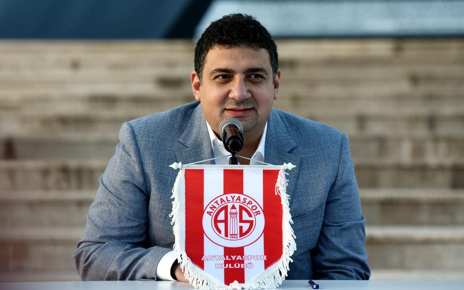 G.Saray'�n g�ndemindeki Naz�m Sangare i�in fla� a��klama
