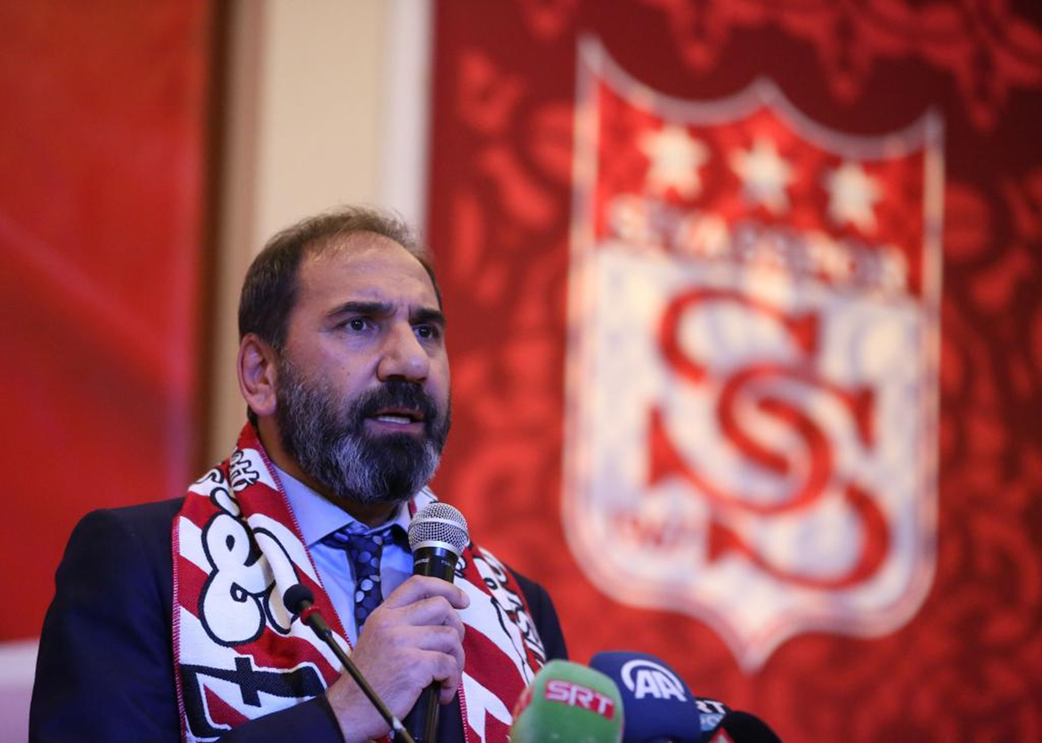 Mecnun Otyakmaz'dan 53. y�l mesaj�