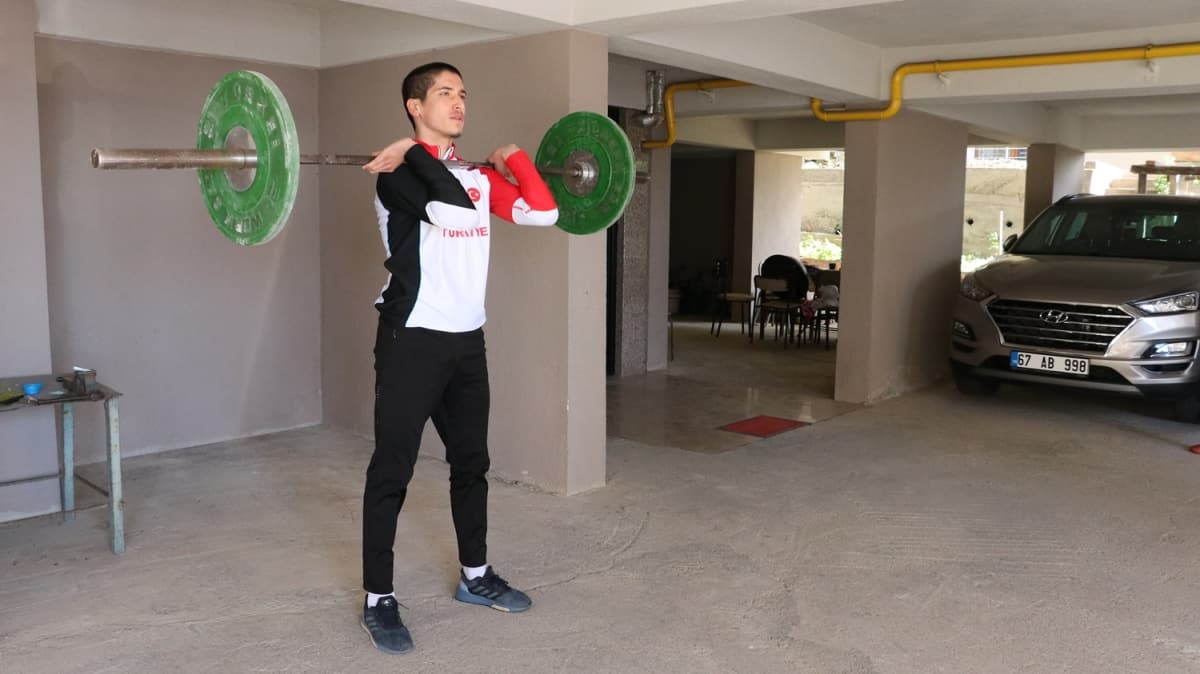 Milli atlet antrenmanlarn binann garajnda yapyor  