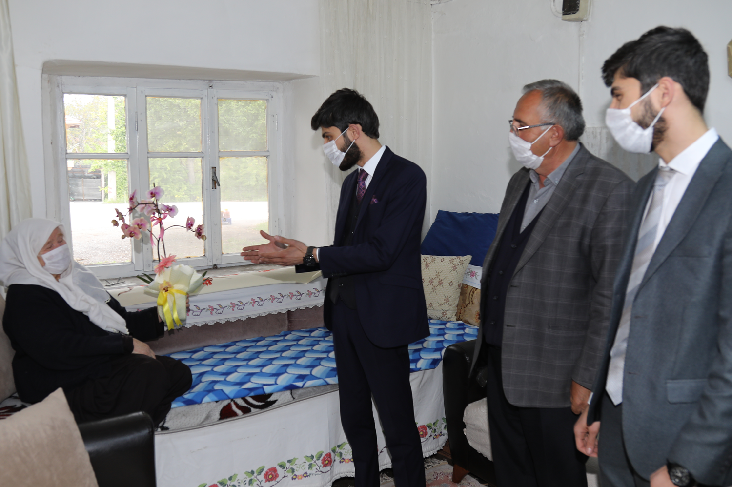 Milli Dayan��ma'ya destek olan �ehit annesine Anneler G�n� s�rprizi