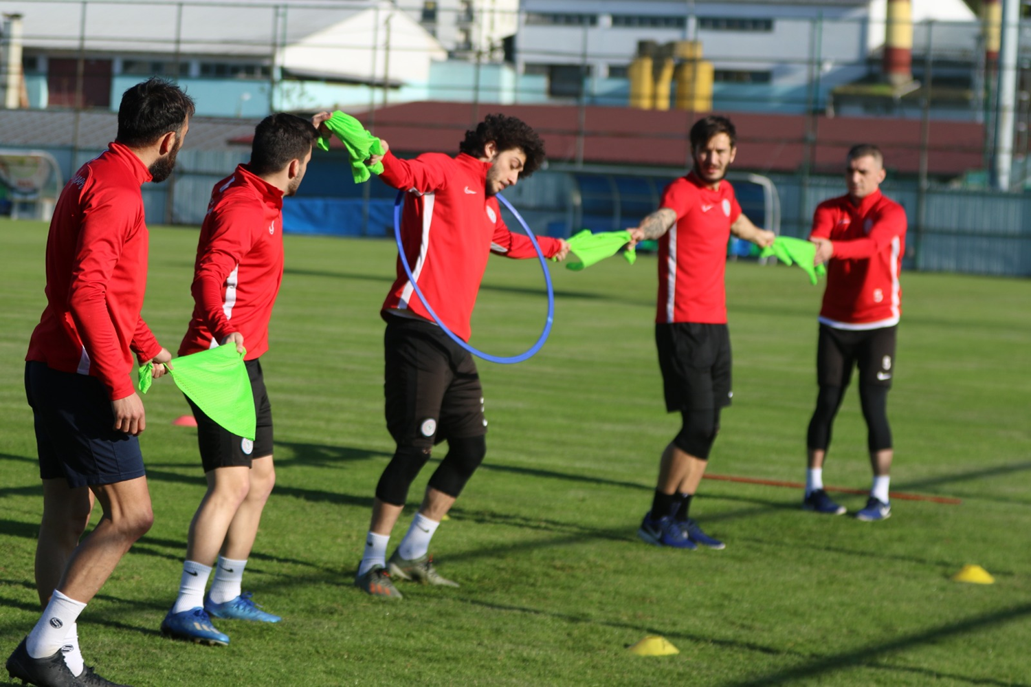 Rizespor iki grup halinde �al���yor