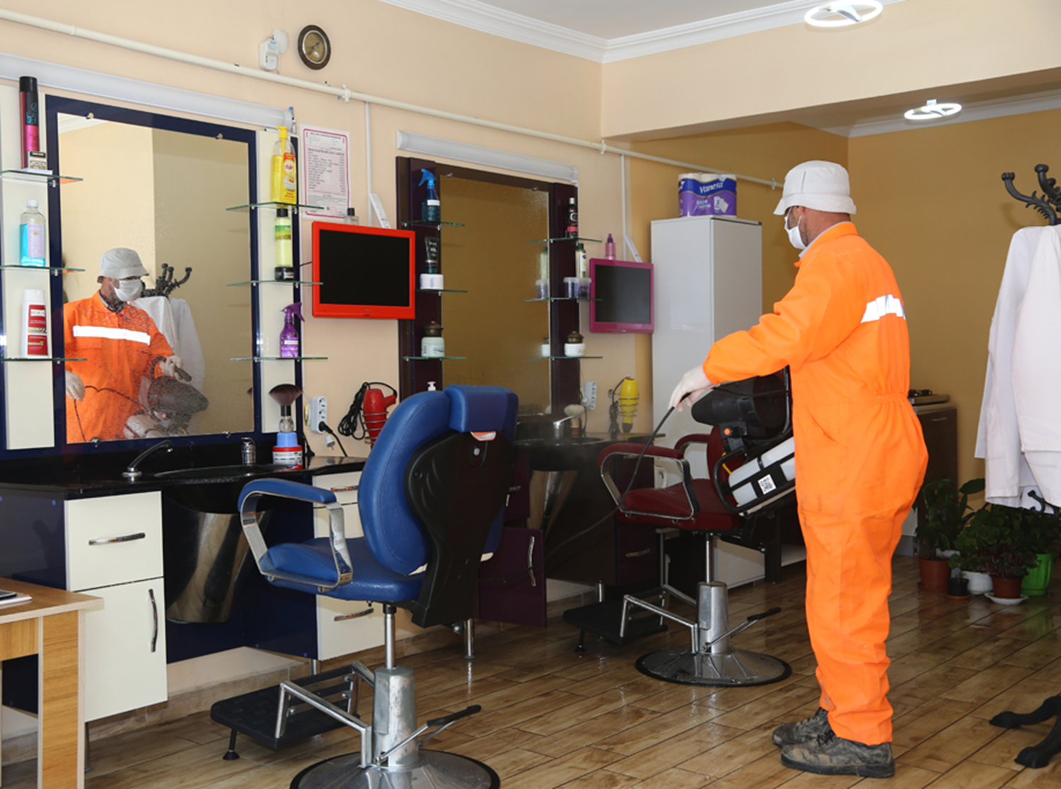 Sivas'ta kuaf�r ve berberler dezenfekte edildi