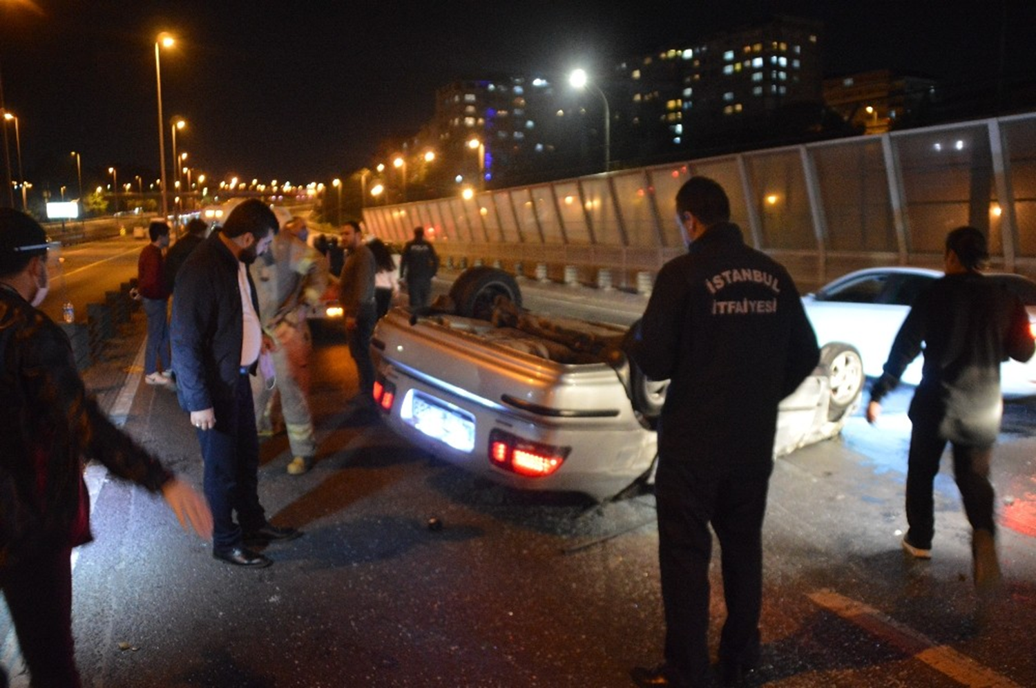 Soka�a ��kma k�s�tlamas�n�n ba�lad��� ilk anlarda Hali� K�pr�s�'nde bir otomobil takla att�