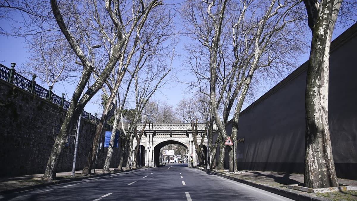 Bug�n soka�a ��kma yasa�� var m�? Bug�n Anneler g�n�nde soka�a ��kma yasa�� var m�?