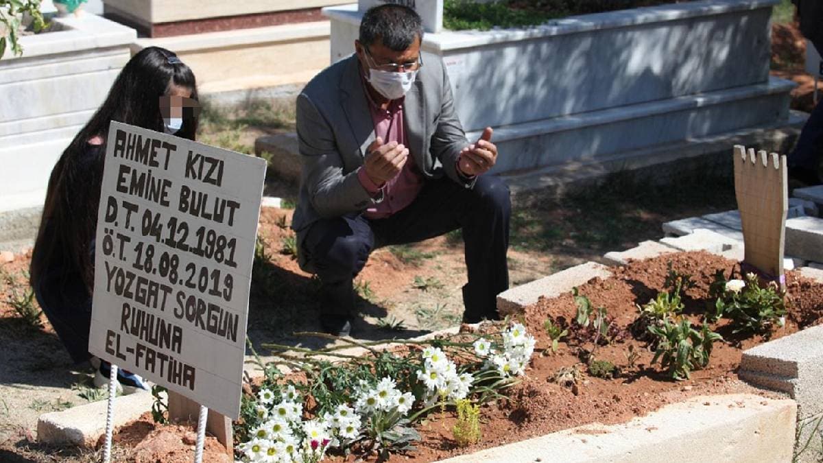 Emine Bulut'un k�z�, annesinin mezar�n� ziyaret etti