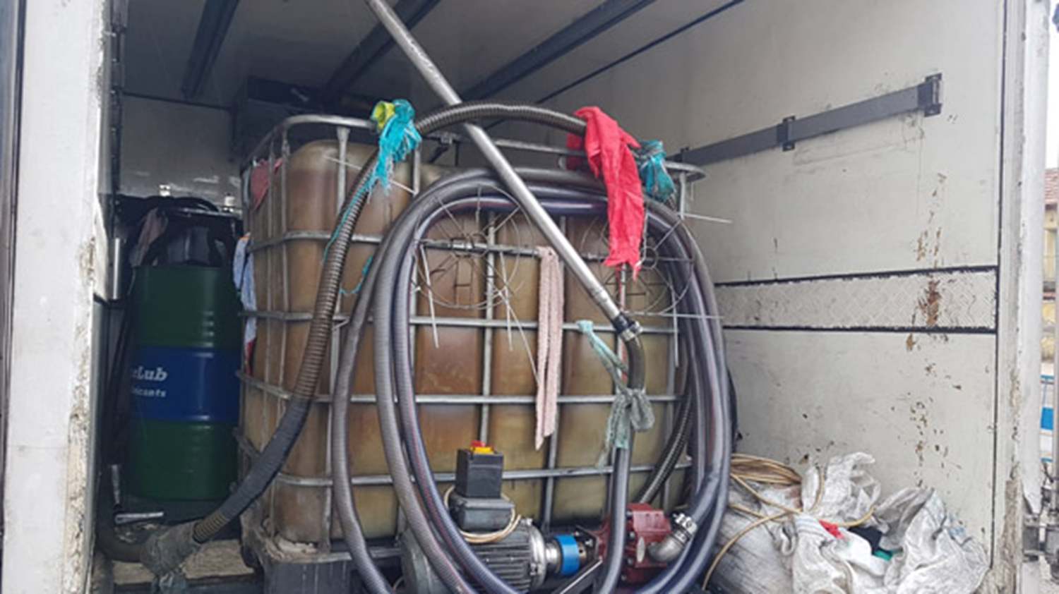 Denizli'de ka�ak �retilen 1275 litre dezenfektan ele ge�irildi