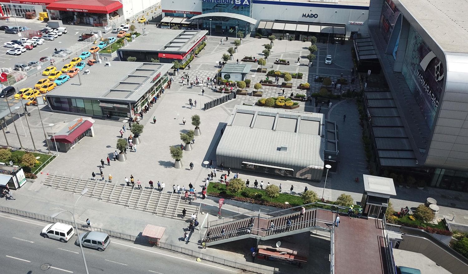 �stanbul'da AVM'ler a��ld�... Olu�an uzun kuyruklar havadan g�r�nt�lendi