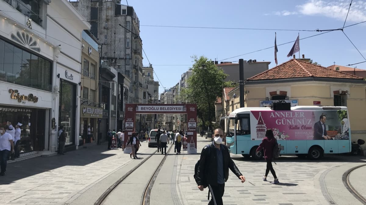 stiklal Caddesi'nde sosyal mesafe ve maske kuralna uyuldu