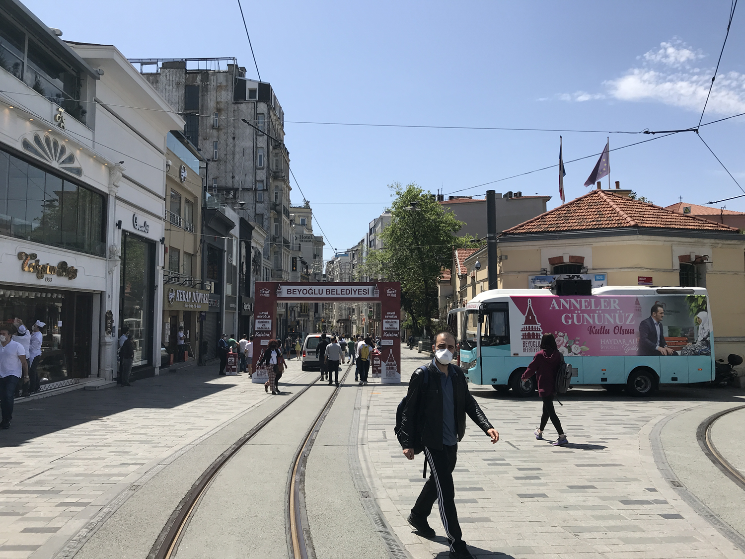 �stiklal Caddesi'nde sosyal mesafe ve maske kural�na uyuldu