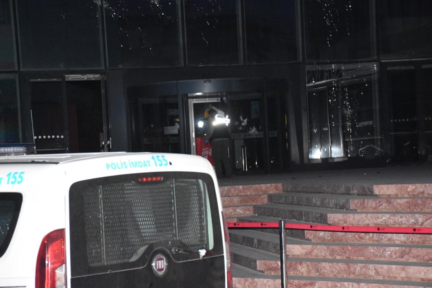 �zmir'de AVM'ye silahl� sald�r�