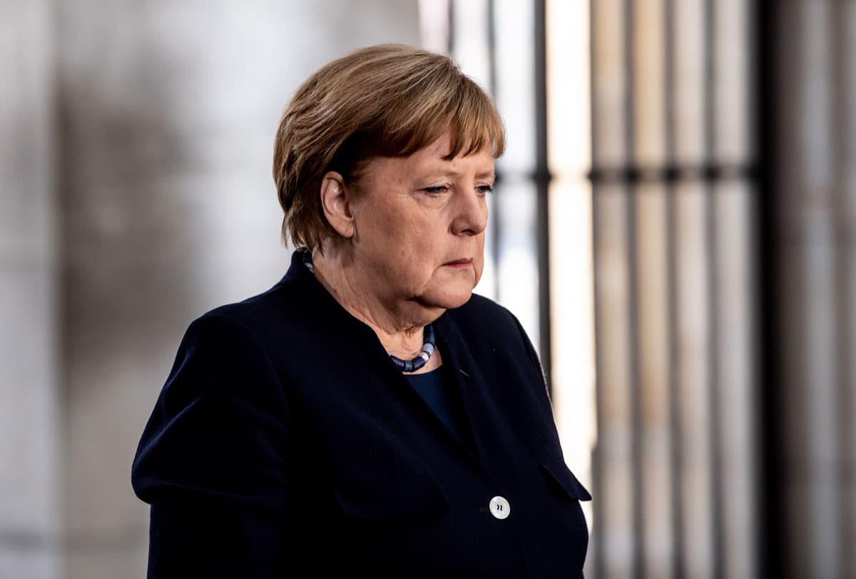 �ki �lke aras�nda gerilim! Merkel'i Hitler'e benzetti, g�revinden oldu