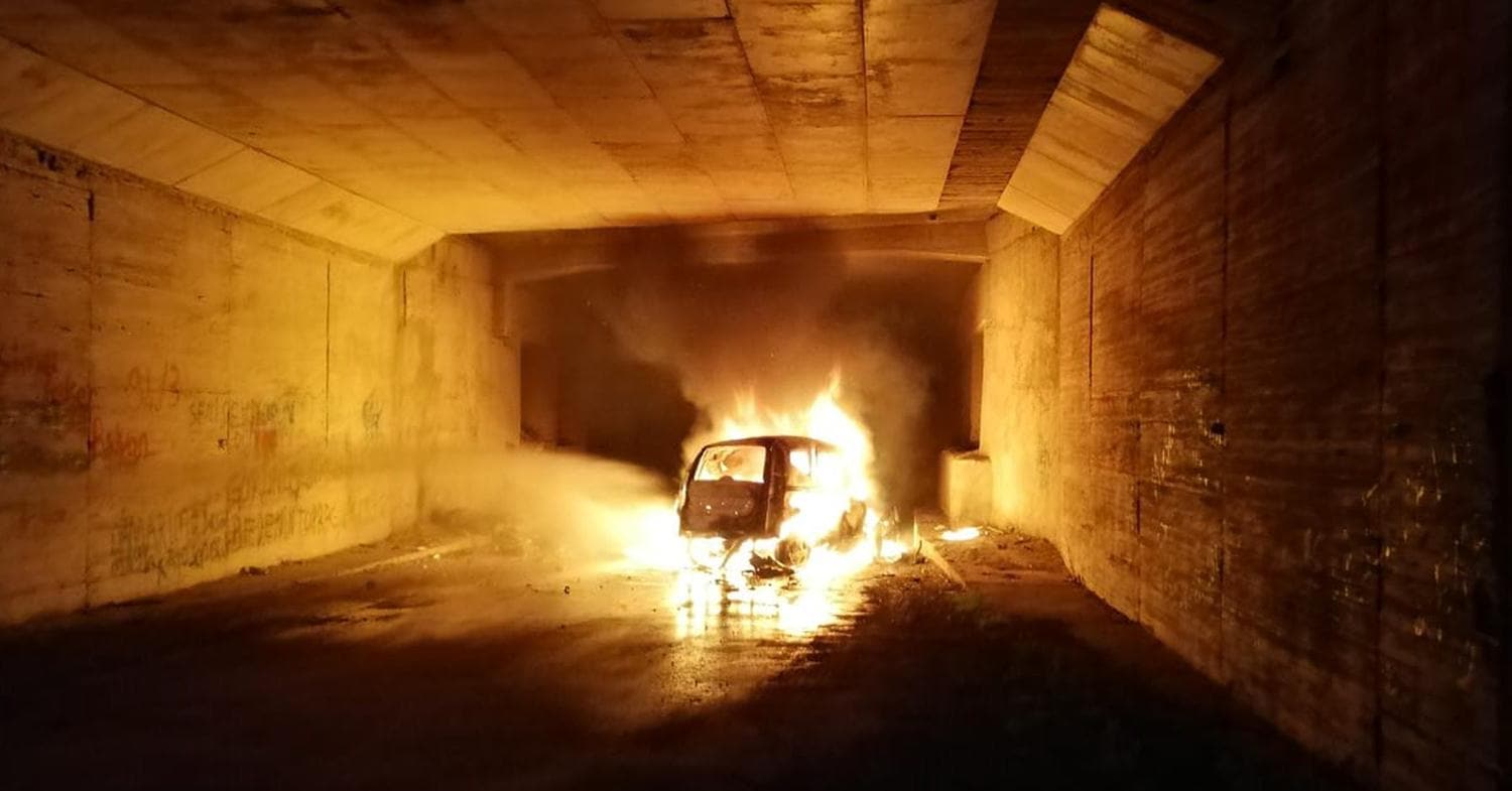 K�pr�den u�up alev alan otomobilin s�r�c�s� hayat�n� kaybetti