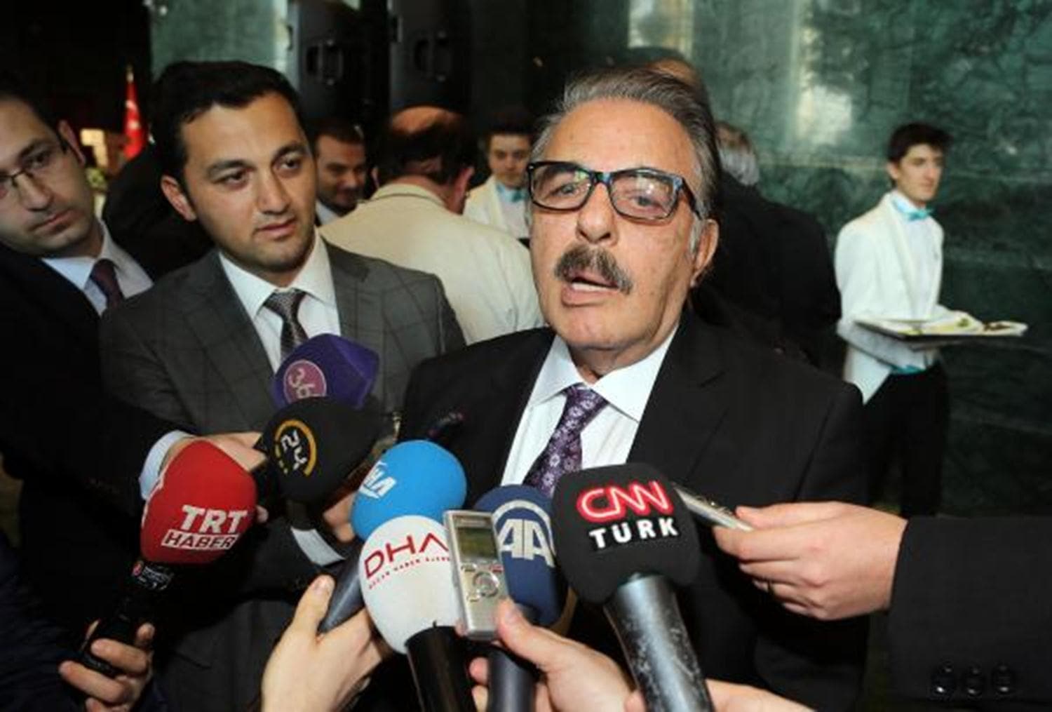 �nl� sanat�� b�brek nakli oldu