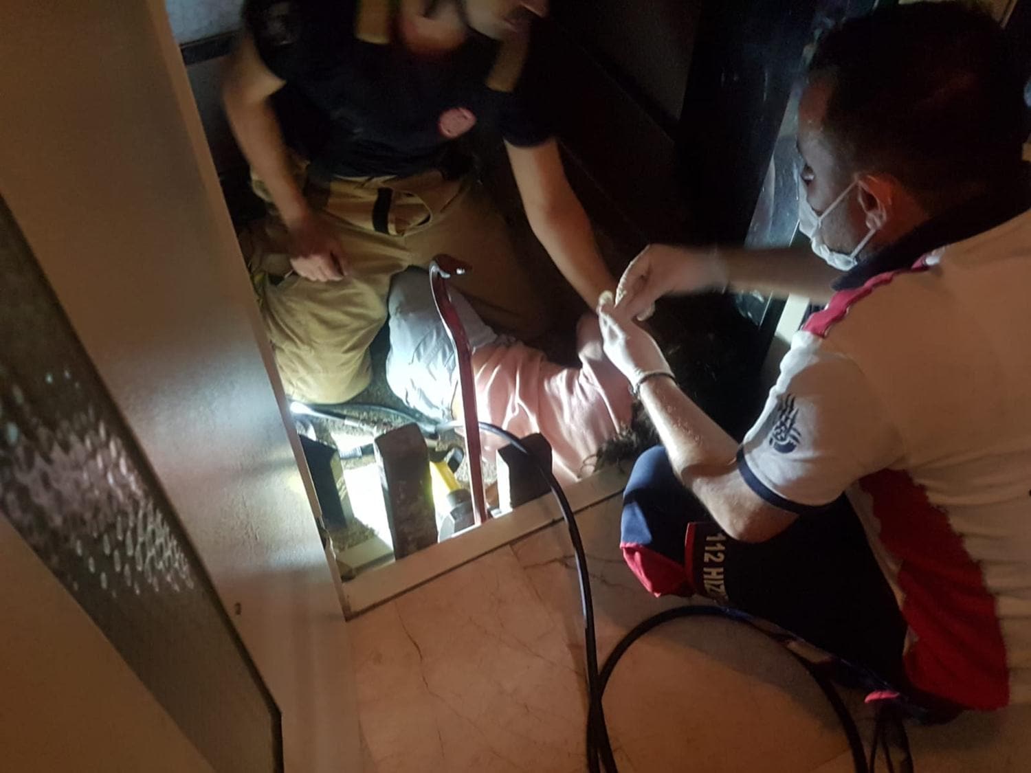 8 ya��ndaki �ocu�un kolu asans�r ve duvar aras�na s�k��t�