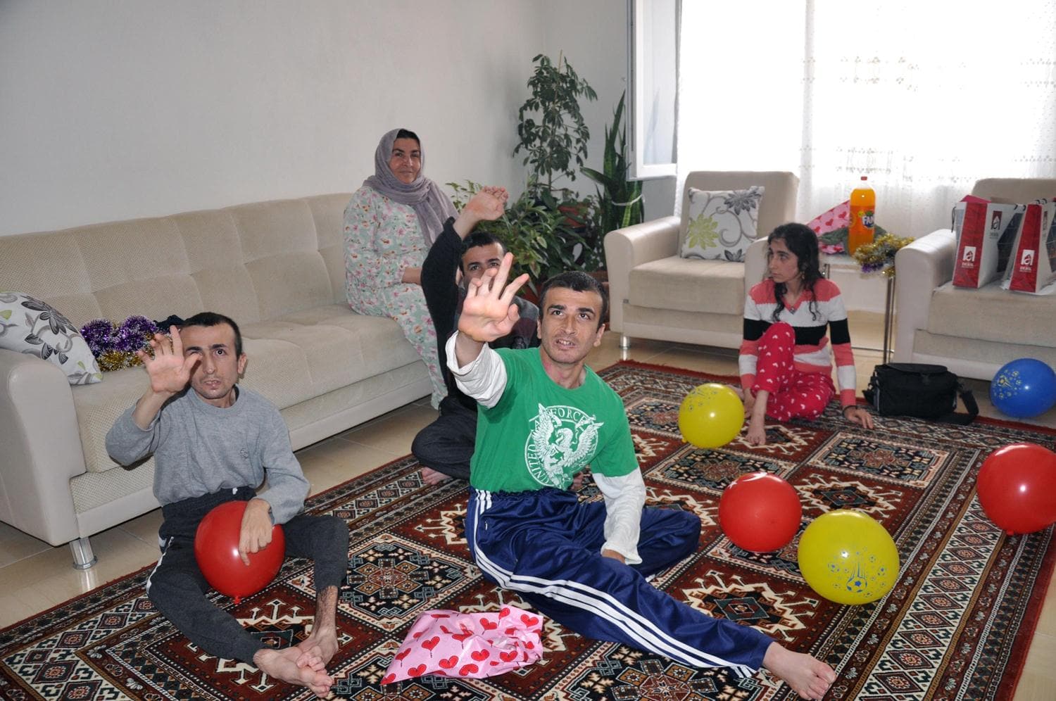 Engelli karde�lere 'Vefa'l� s�rpriz