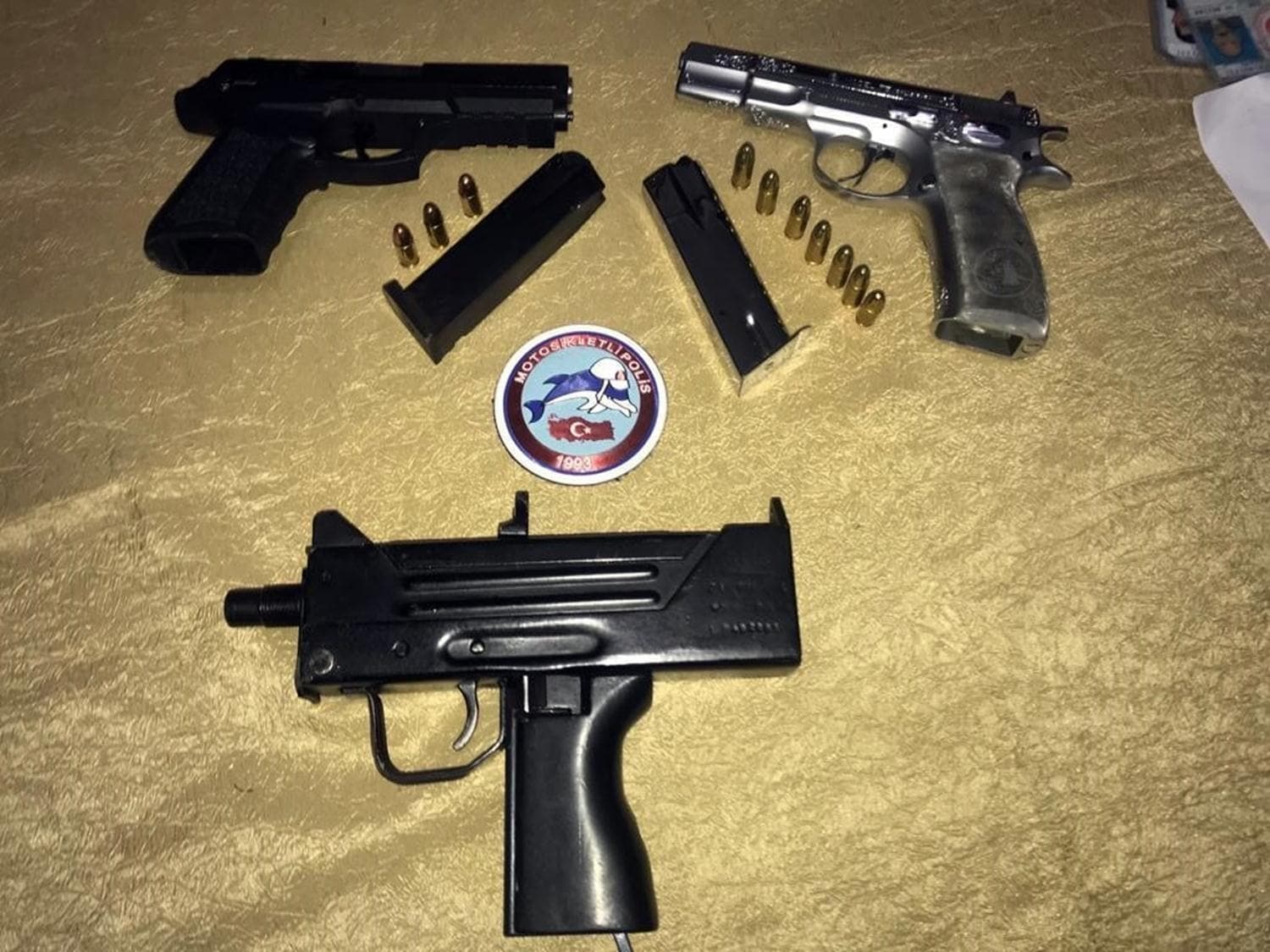 Kumar oynayanlar, polisleri g�r�nce 'Uzi'yi pencereden att�