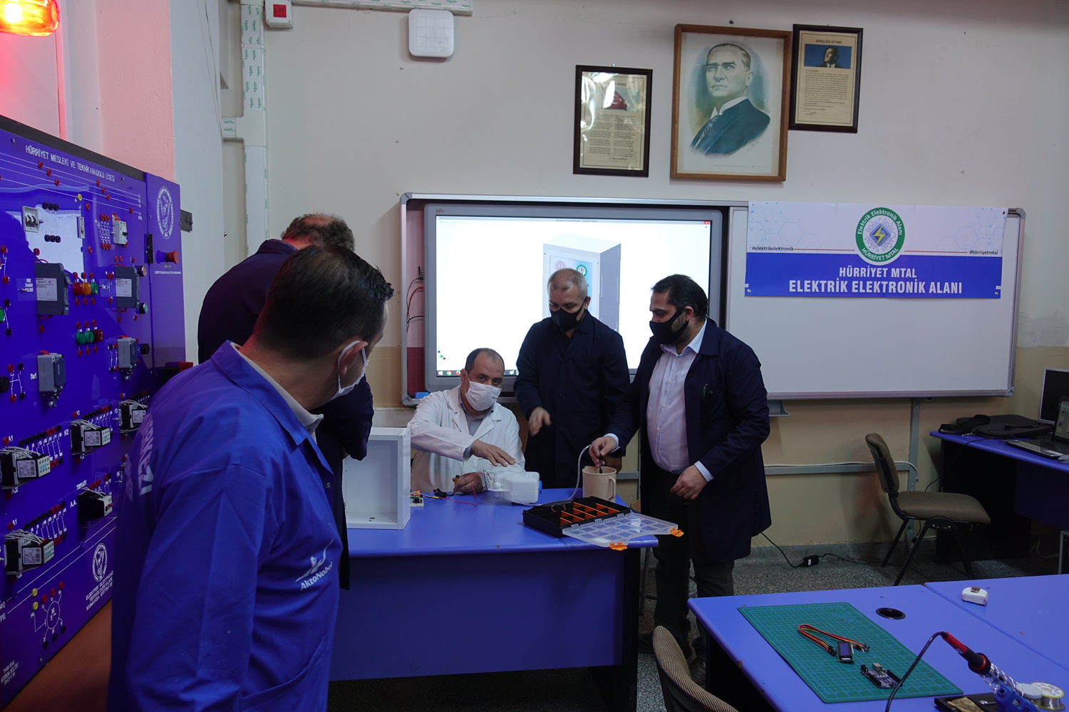 Meslek lisesi ��rencileri 'temass�z el dezenfektan cihaz�' �retti
