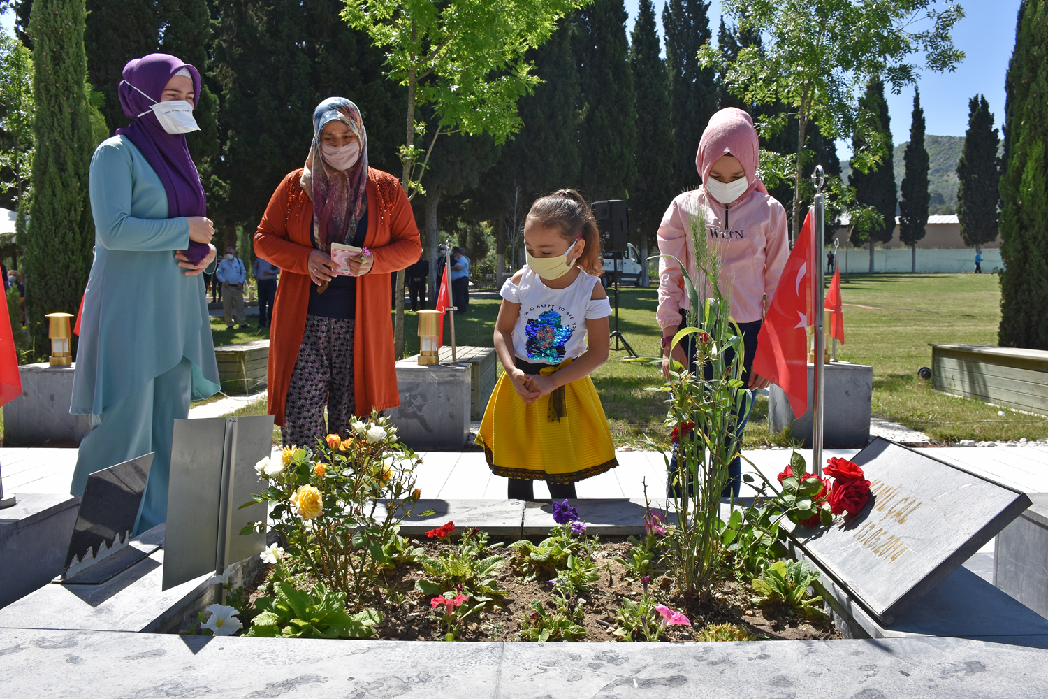 Somal� �ocuklar 4 saatlik s�rede �ehit babalar�n�n mezar�na ko�tu