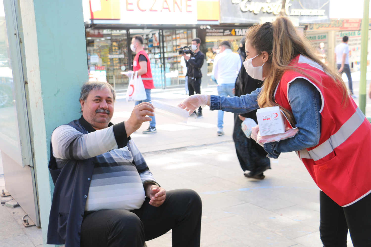 T�rk K�z�lay g�n�ll�leri, Siirt'te esnafa maske ve dezenfektan da��tt�