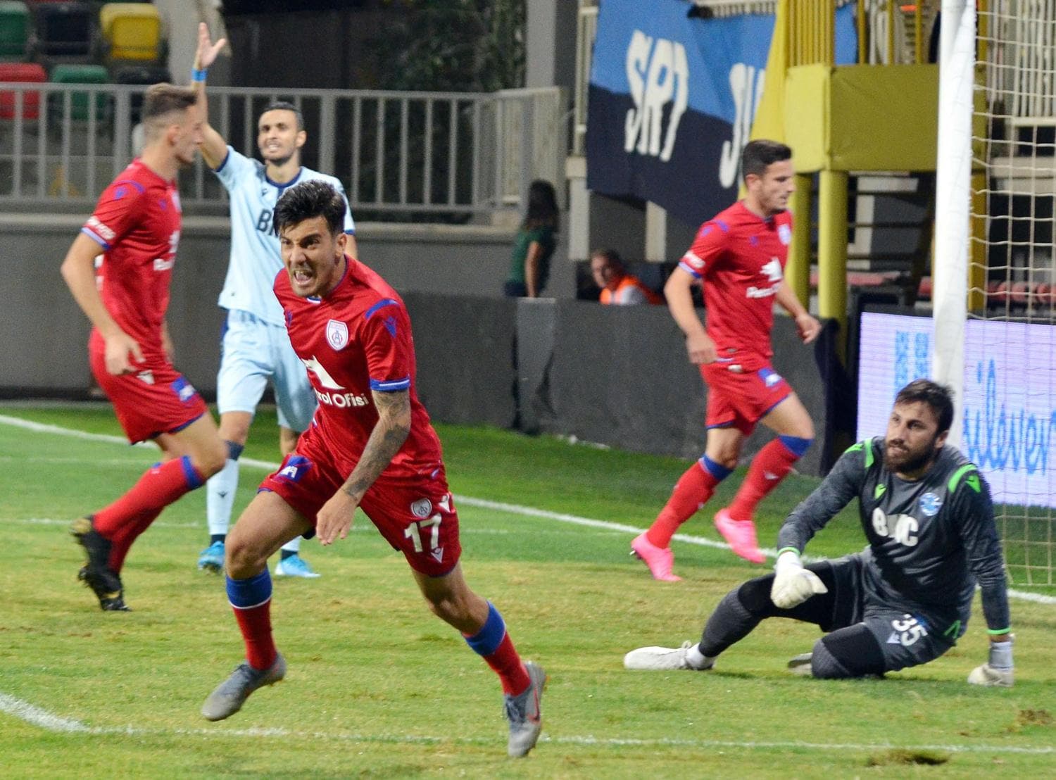 Alt�nordu'nun gen� yetene�i i�in Galatasaray-Ba�ak�ehir kap��mas�