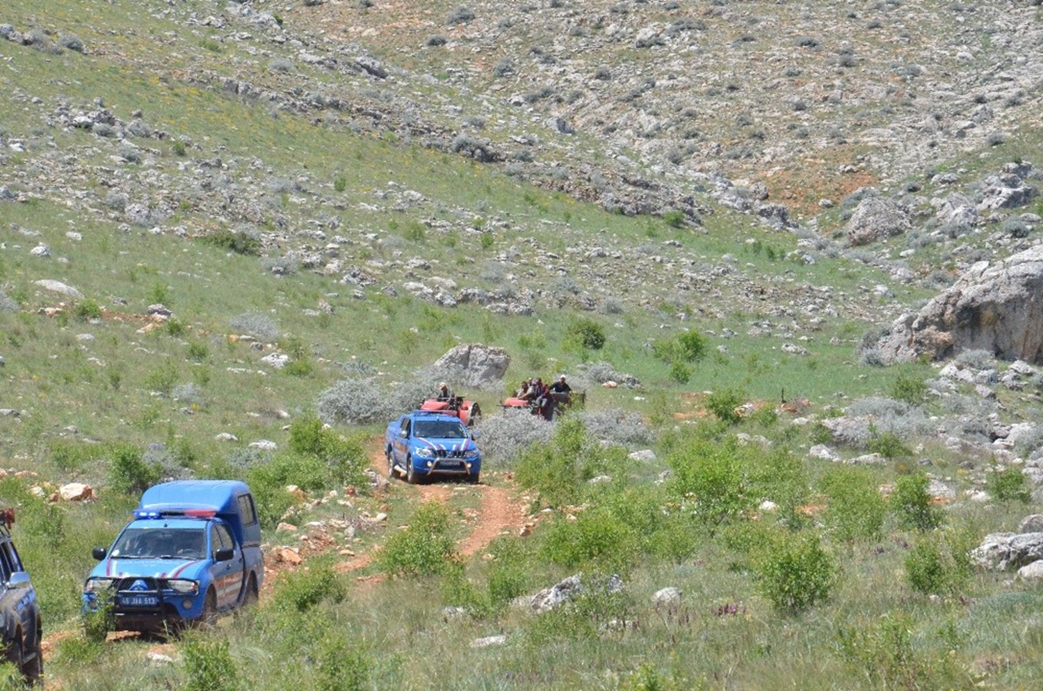 Mantar toplamak i�in evden ��km��t�, kayal�klar�n aras�nda cans�n bedeni bulundu