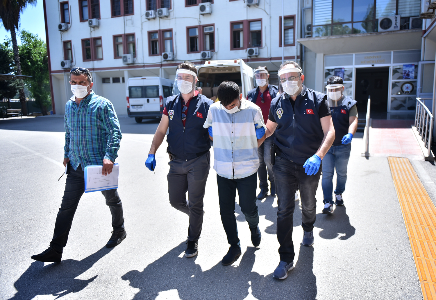 80 ya��ndaki kad�n� doland�ran zanl�lar� 'd�vme' yakalatt�