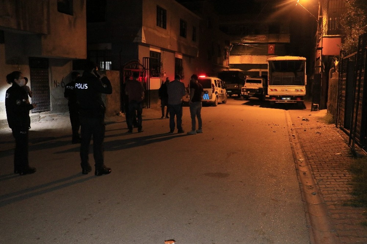 Adana'da evin bahesine atlan patlayc madde hasara neden oldu