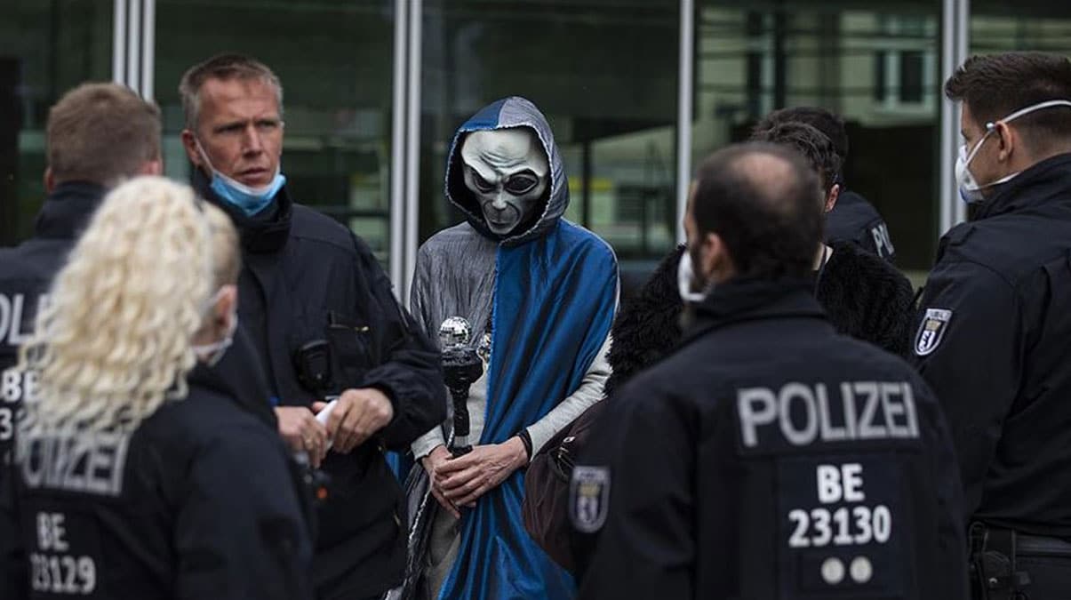 Almanya'da Kovid-19 tedbirlerini binlerce ki�i protesto etti