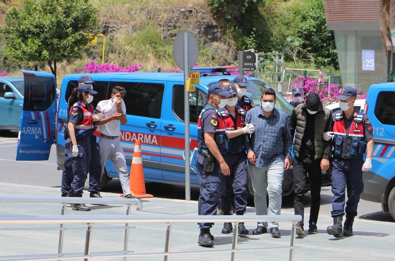 Antalya'da 12 ayr� yayla evinden h�rs�zl��a 2 tutuklama
