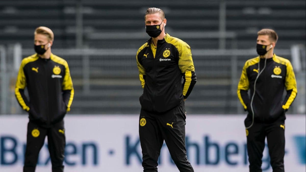 Futbolcular Dortmund - Schalke manda snmaya maske ile kt